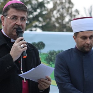 Biskup Šaško: "Na nama je svjedočiti istinu, počevši od najosnovnije: Ovdje su pokopani ljudi."